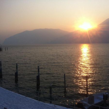 In Riva Al Lago Di Iseo Dependance Primo Piano Marone Exterior photo